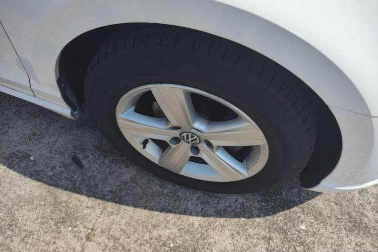 Used Volkswagen Lamando 2017 230TSI Manual Trend Edition Right Front Wheel Hub