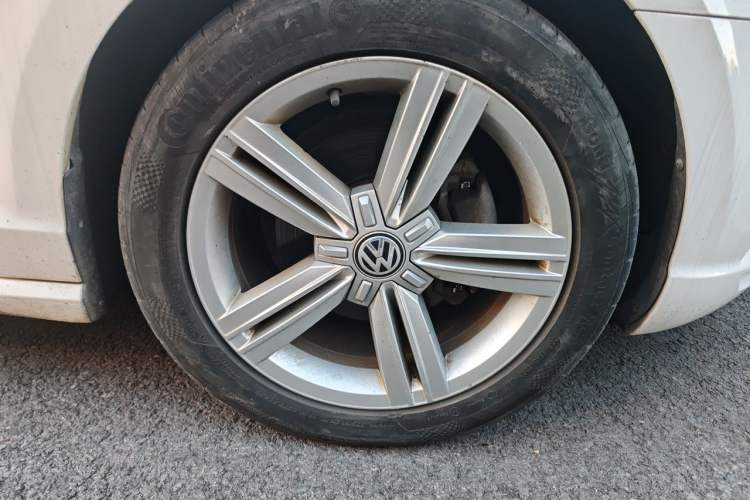 Used Volkswagen Lamando 2017 280TSI DSG Comfort Edition Right Front Wheel Hub