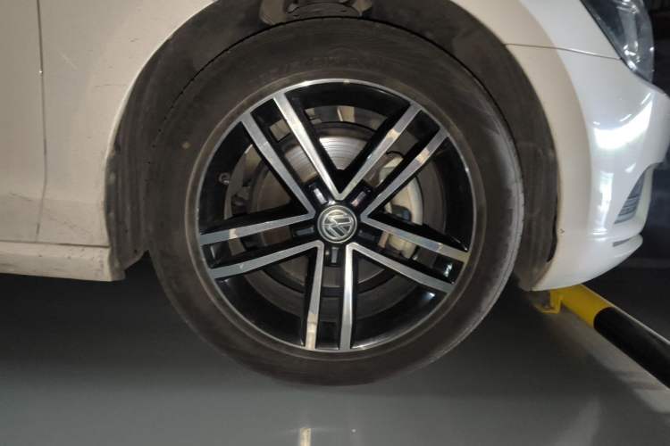Used Volkswagen Lamando 2017 280TSI DSG Luxury Edition Right Front Wheel Hub