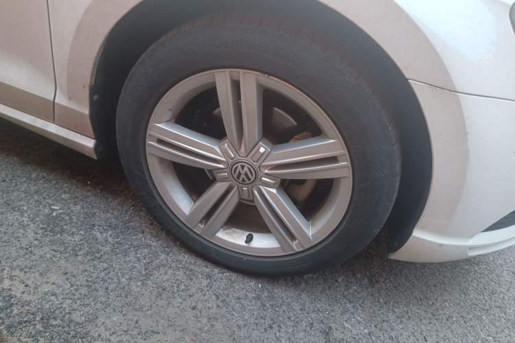 Used Volkswagen Lamando 2017 280TSI DSG Comfort Edition Right Front Wheel Hub