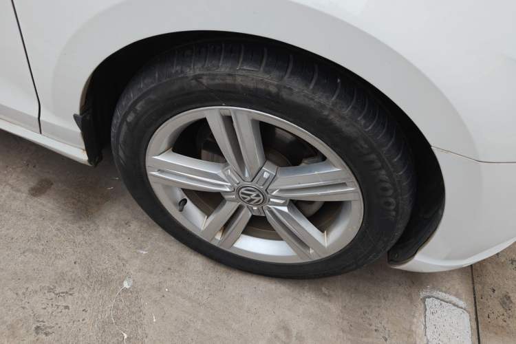 Used Volkswagen Lamando 2017 280TSI DSG Comfort Edition Right Front Wheel Hub