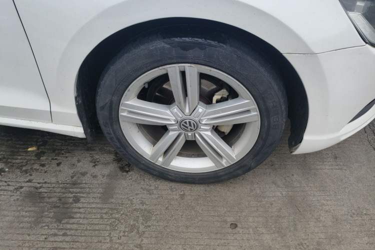 Used Volkswagen Lamando 2017 280TSI DSG Comfort Edition Right Front Wheel Hub