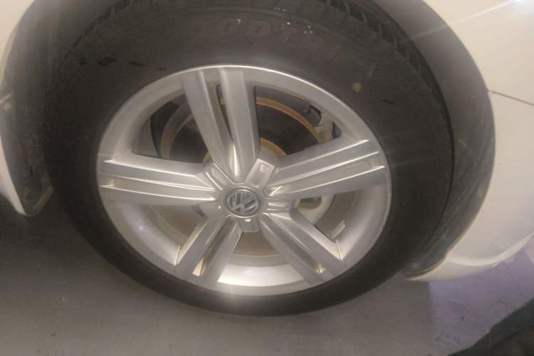 Used Volkswagen Lamando 2017 280TSI DSG Comfort Edition Right Front Wheel Hub