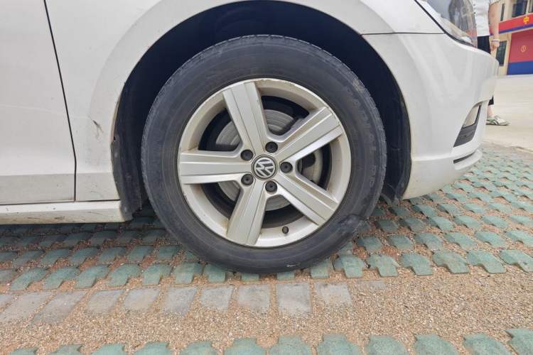 Used Volkswagen Lamando 2017 230TSI DSG Fashion Edition Right Front Wheel Hub
