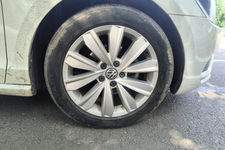 Used Volkswagen Lamando 2017 230TSI Manual Trend Edition Right Front Wheel Hub