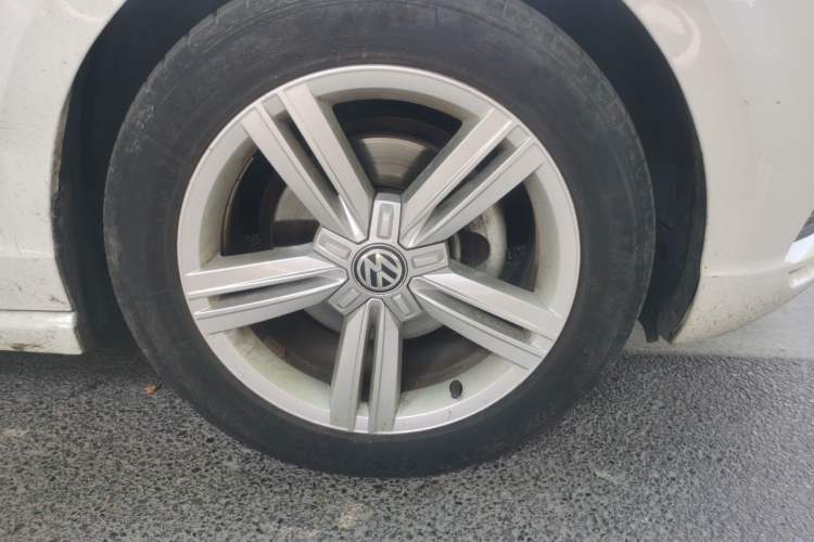 Used Volkswagen Lamando 2017 280TSI DSG Comfort Edition Right Front Wheel Hub