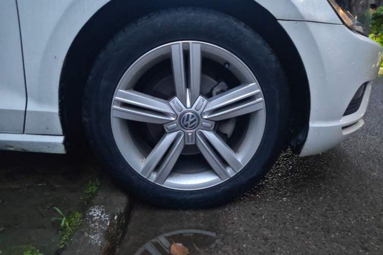 Used Volkswagen Lamando 2017 280TSI Manual Comfort Edition Right Front Wheel Hub