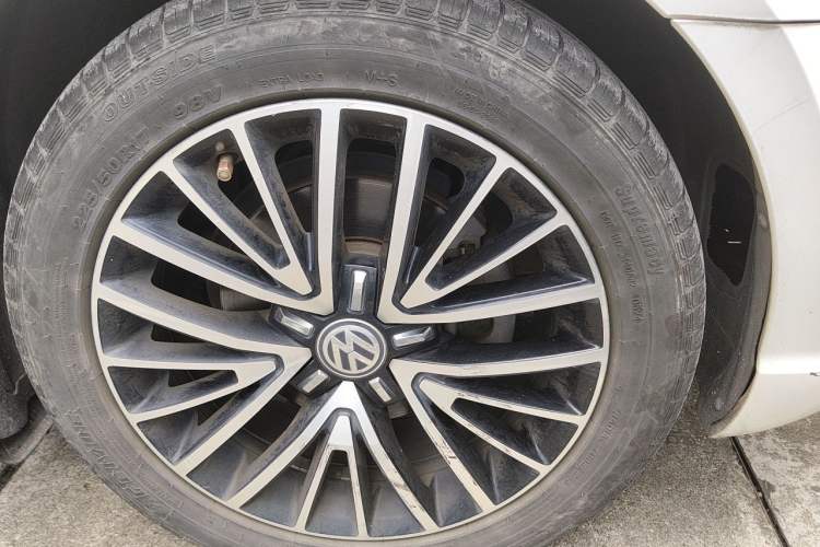 Used Volkswagen Lamando 2017 280TSI DSG Luxury Edition Right Front Wheel Hub