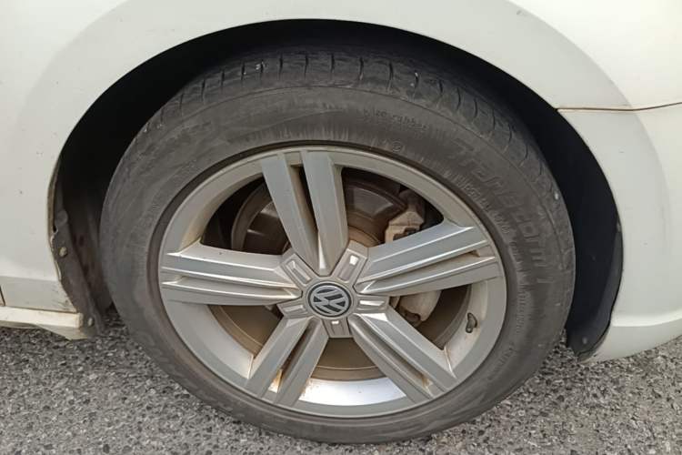 Used Volkswagen Lamando 2017 280TSI DSG Comfort Edition Right Front Wheel Hub