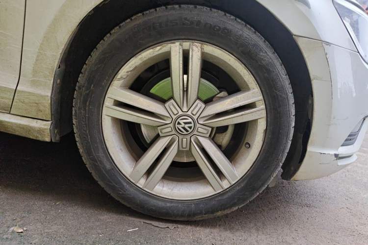 Used Volkswagen Lamando 2017 280TSI DSG Comfort Edition Right Front Wheel Hub