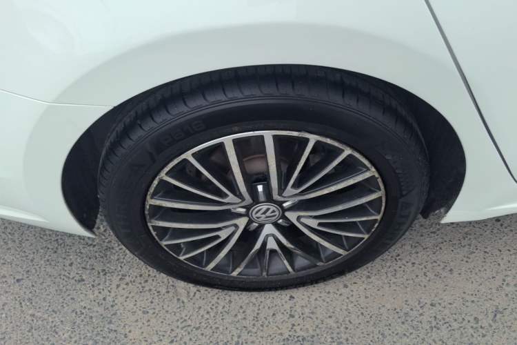 Used Volkswagen Lamando 2017 280TSI DSG Luxury Edition Right Rear Wheel Hub