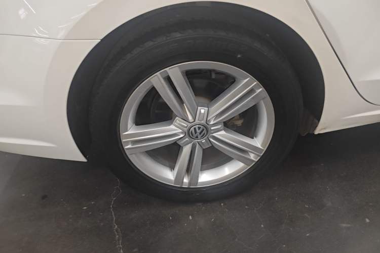 Used Volkswagen Lamando 2017 280TSI DSG Comfort Edition Right Rear Wheel Hub
