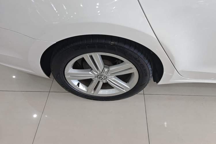 Used Volkswagen Lamando 2017 280TSI DSG Comfort Edition Right Rear Wheel Hub