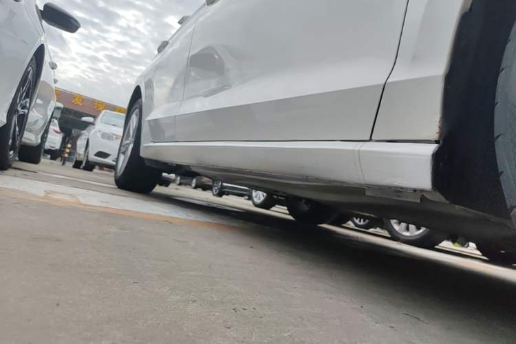 Used Volkswagen Lamando 2017 280TSI DSG Comfort Edition Right Side Sill