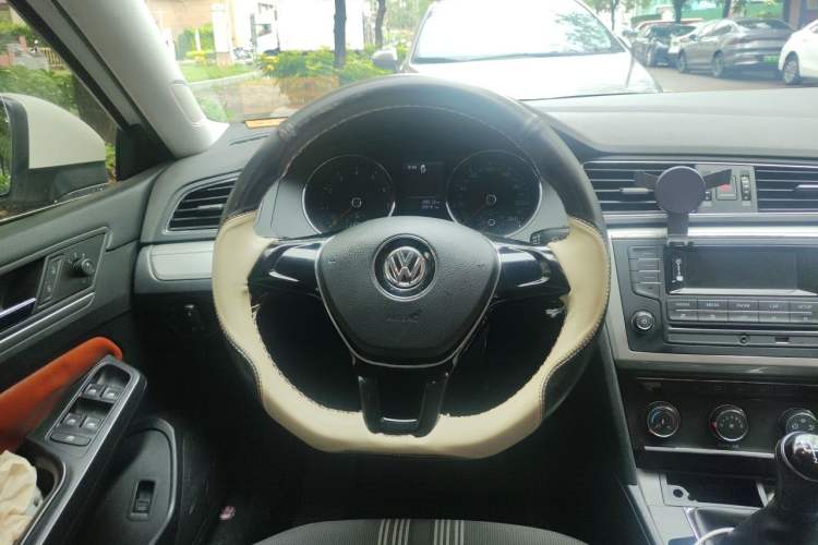 Used Volkswagen Lamando 2017 230TSI Manual Trend Edition Steering Wheel