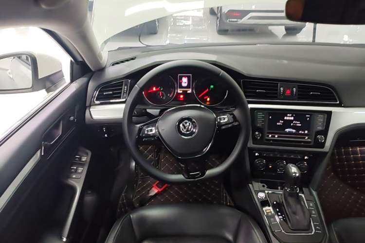 Used Volkswagen Lamando 2017 280TSI DSG Luxury Edition Steering Wheel
