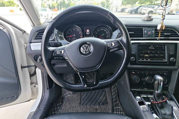 Used Volkswagen Lamando 2017 280TSI DSG Luxury Edition Steering Wheel