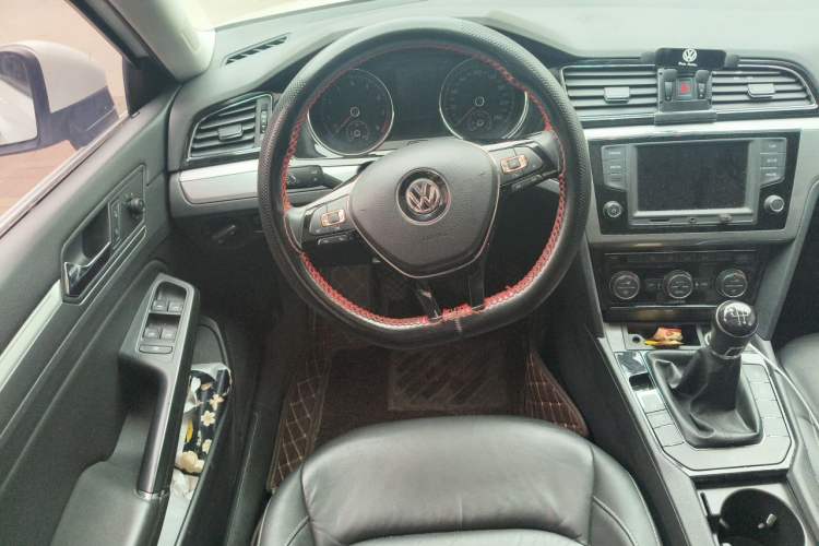 Used Volkswagen Lamando 2017 280TSI Manual Comfort Edition Steering Wheel