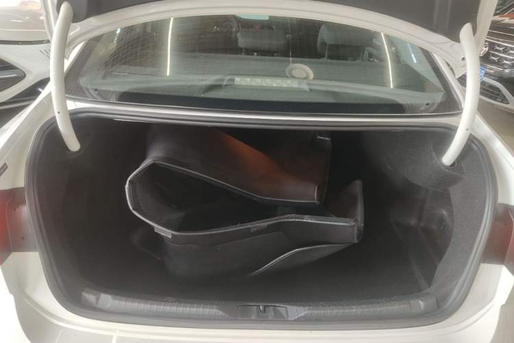 Used Volkswagen Lamando 2017 230TSI DSG Fashion Edition Trunk