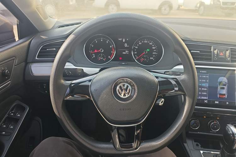 Used Volkswagen Lamando 2017 230TSI DSG Fashion Edition Audio And AC Panel