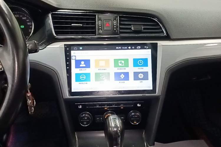 Used Volkswagen Lamando 2017 280TSI DSG Comfort Edition Audio And AC Panel
