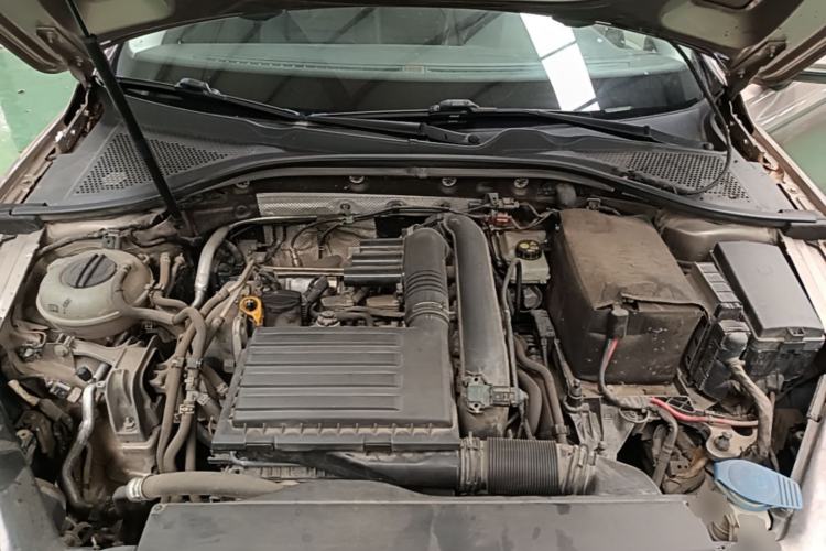 Used Volkswagen Lamando 2017 280TSI DSG Comfort Edition Engine Bay