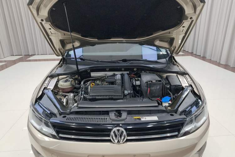 Used Volkswagen Lamando 2017 280TSI DSG Comfort Edition Engine Bay
