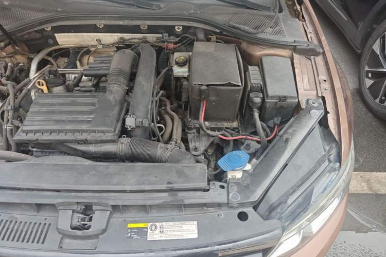 Used Volkswagen Lamando 2017 280TSI DSG Comfort Edition Engine Bay Left