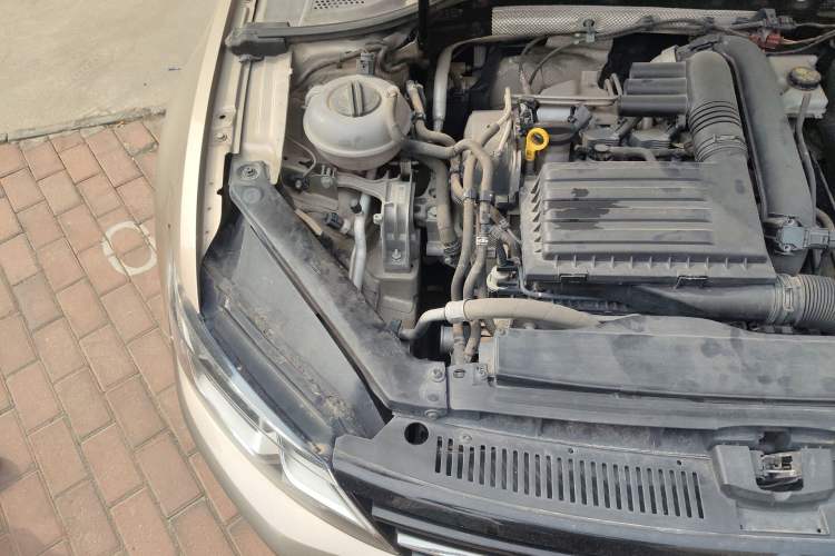 Used Volkswagen Lamando 2017 230TSI Manual Trend Edition Engine Bay Right