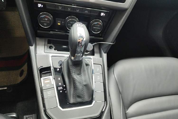 Used Volkswagen Lamando 2017 280TSI DSG Comfort Edition Gear Lever