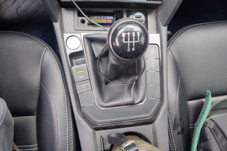 Used Volkswagen Lamando 2017 230TSI Manual Trend Edition Gear Lever