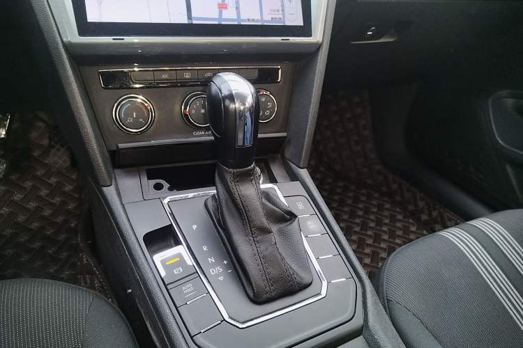 Used Volkswagen Lamando 2017 230TSI DSG Fashion Edition Gear Lever