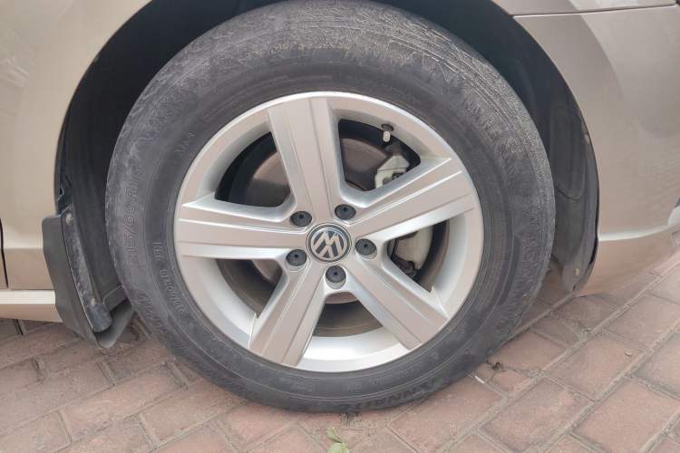 Used Volkswagen Lamando 2017 230TSI Manual Trend Edition Right Front Wheel Hub