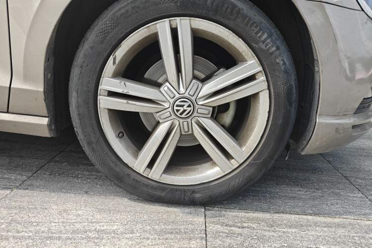 Used Volkswagen Lamando 2017 280TSI DSG Comfort Edition Right Front Wheel Hub