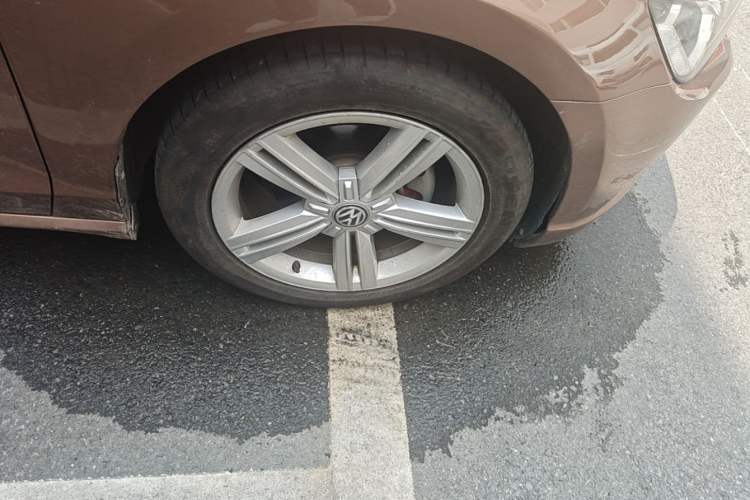 Used Volkswagen Lamando 2017 280TSI DSG Comfort Edition Right Front Wheel Hub