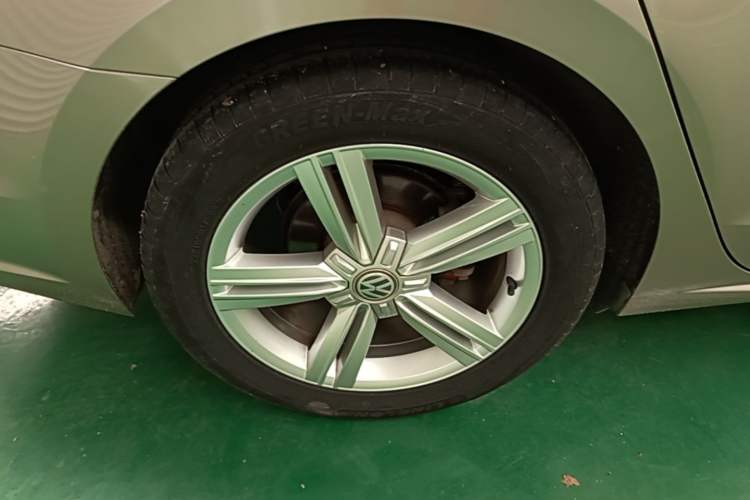 Used Volkswagen Lamando 2017 280TSI DSG Comfort Edition Right Rear Wheel Hub
