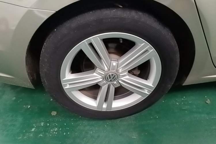 Used Volkswagen Lamando 2017 280TSI DSG Comfort Edition Right Rear Wheel Hub