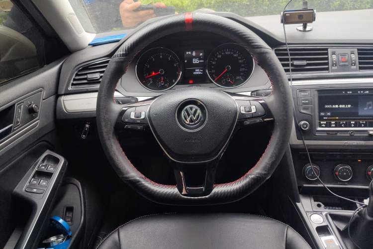 Used Volkswagen Lamando 2017 230TSI Manual Trend Edition Steering Wheel