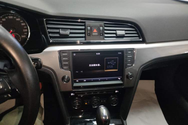 Used Volkswagen Lamando 2018 280TSI DSG Comfort Edition Audio And AC Panel