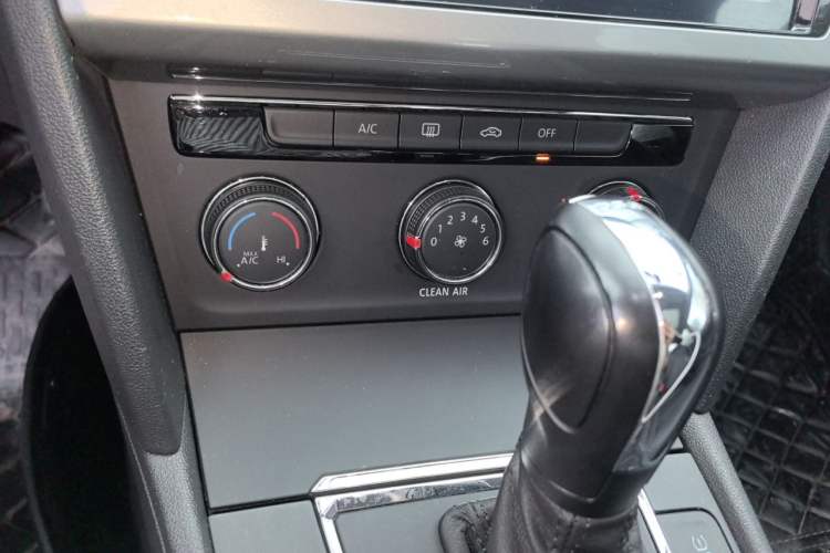 Used Volkswagen Lamando 2018 230TSI DSG Fashion Edition Audio And AC Panel