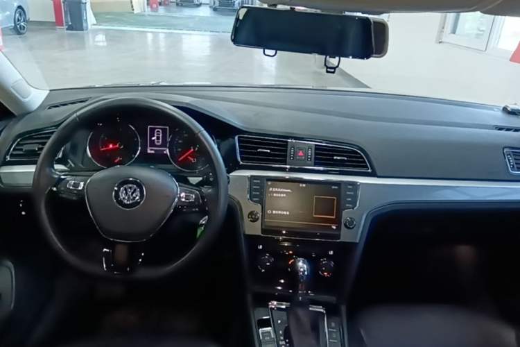 Used Volkswagen Lamando 2018 280TSI DSG Comfort Edition Center Console