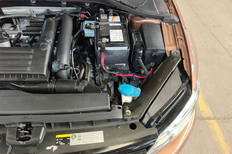 Used Volkswagen Lamando 2018 230TSI DSG Fashion Edition Engine Bay Left