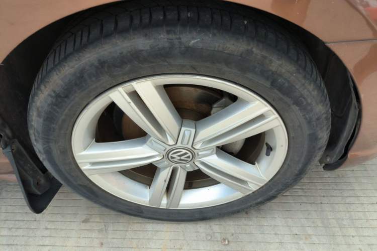 Used Volkswagen Lamando 2018 280TSI DSG Comfort Edition Right Front Wheel Hub