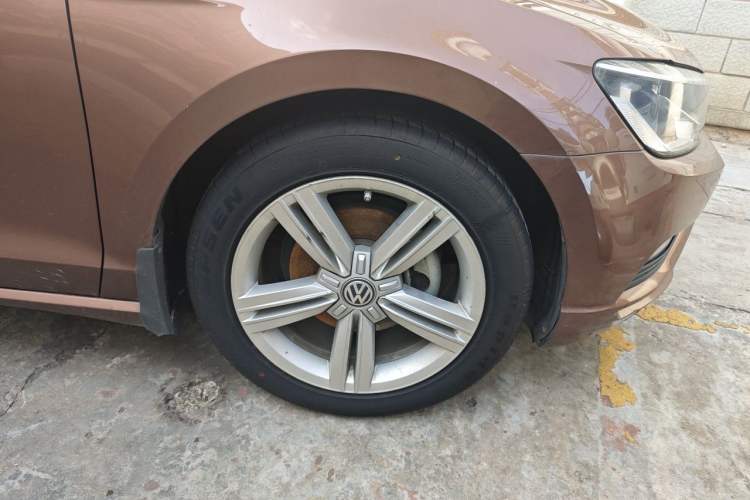 Used Volkswagen Lamando 2018 280TSI DSG Comfort Edition Right Front Wheel Hub