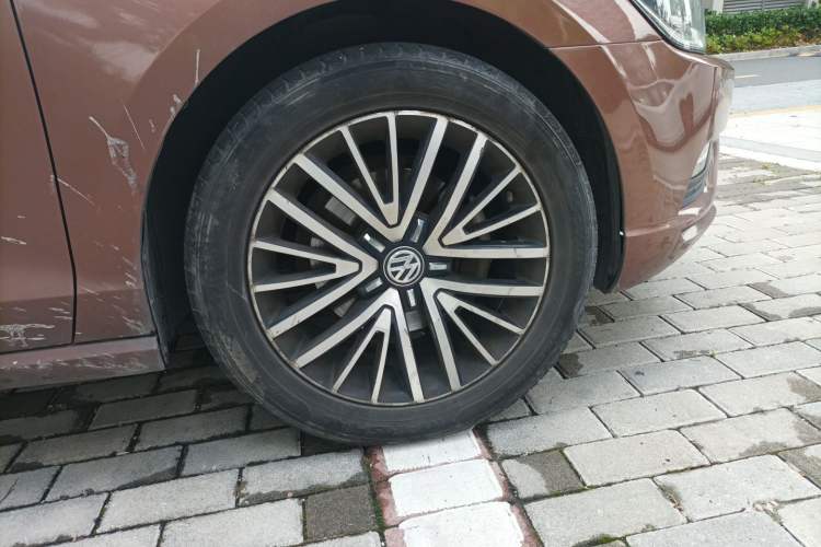 Used Volkswagen Lamando 2018 280TSI DSG Luxury Edition Right Front Wheel Hub
