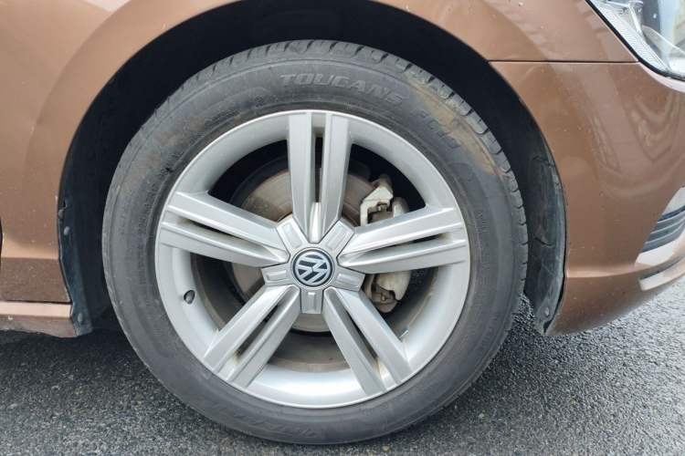 Used Volkswagen Lamando 2018 280TSI DSG Comfort Edition Right Front Wheel Hub