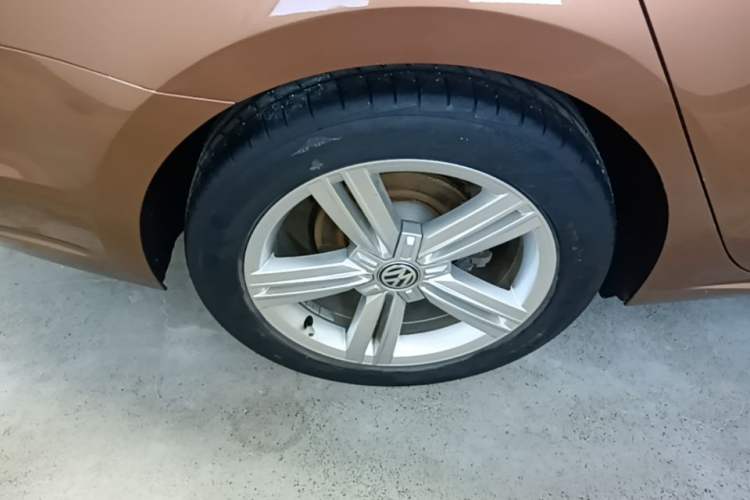 Used Volkswagen Lamando 2018 280TSI DSG Comfort Edition Right Rear Wheel Hub