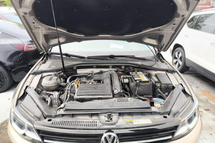 Used Volkswagen Lamando 2018 280TSI DSG Comfort Edition Engine Bay