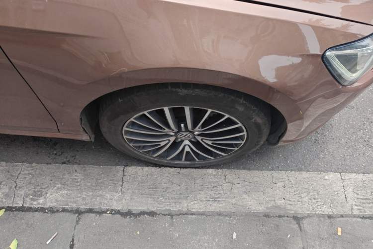 Used Volkswagen Lamando 2018 280TSI DSG Luxury Edition Right Front Wheel Hub