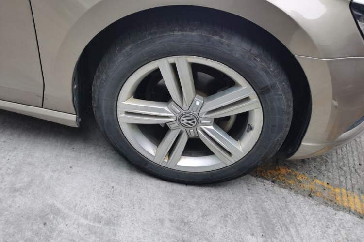 Used Volkswagen Lamando 2018 280TSI DSG Comfort Edition Right Front Wheel Hub